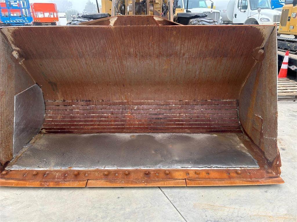 CAT 938M لوادر بعجل