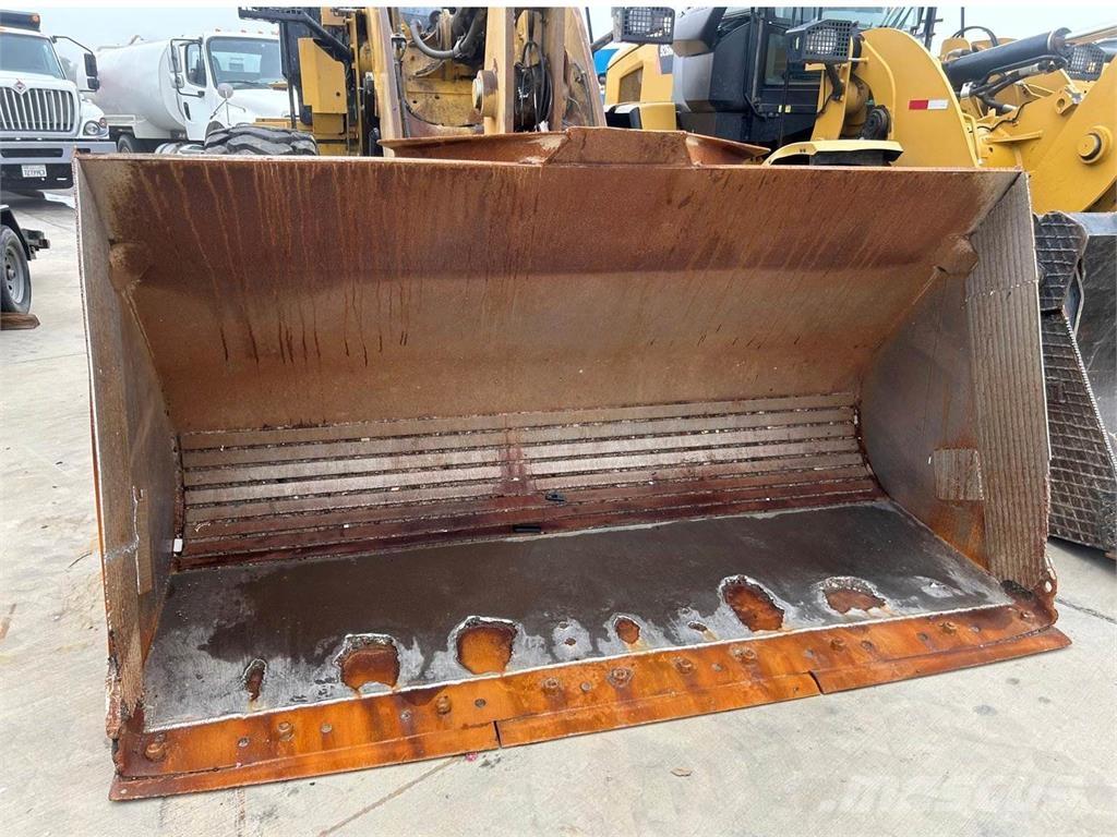 CAT 938M لوادر بعجل