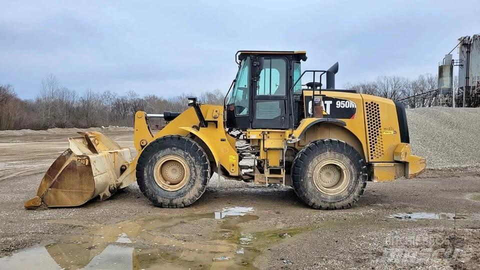 CAT 950M لوادر بعجل