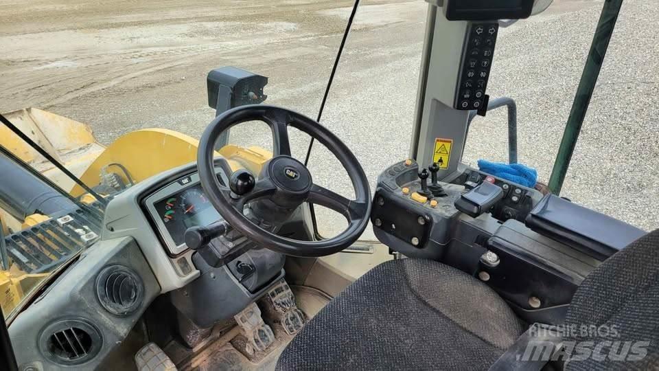 CAT 950M لوادر بعجل