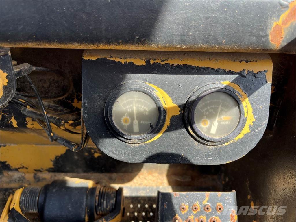 CAT 953 لوادر زحافة