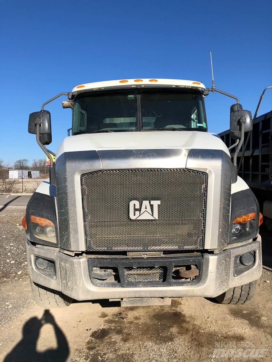 CAT CT660 شاحنات قلابة