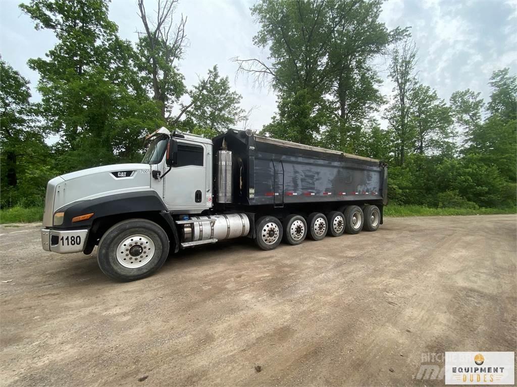 CAT CT660 شاحنات قلابة