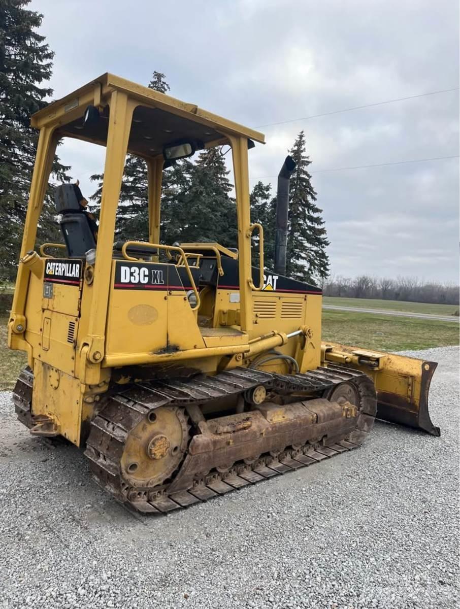 CAT D3C XL بلدوزرات مجنزرة