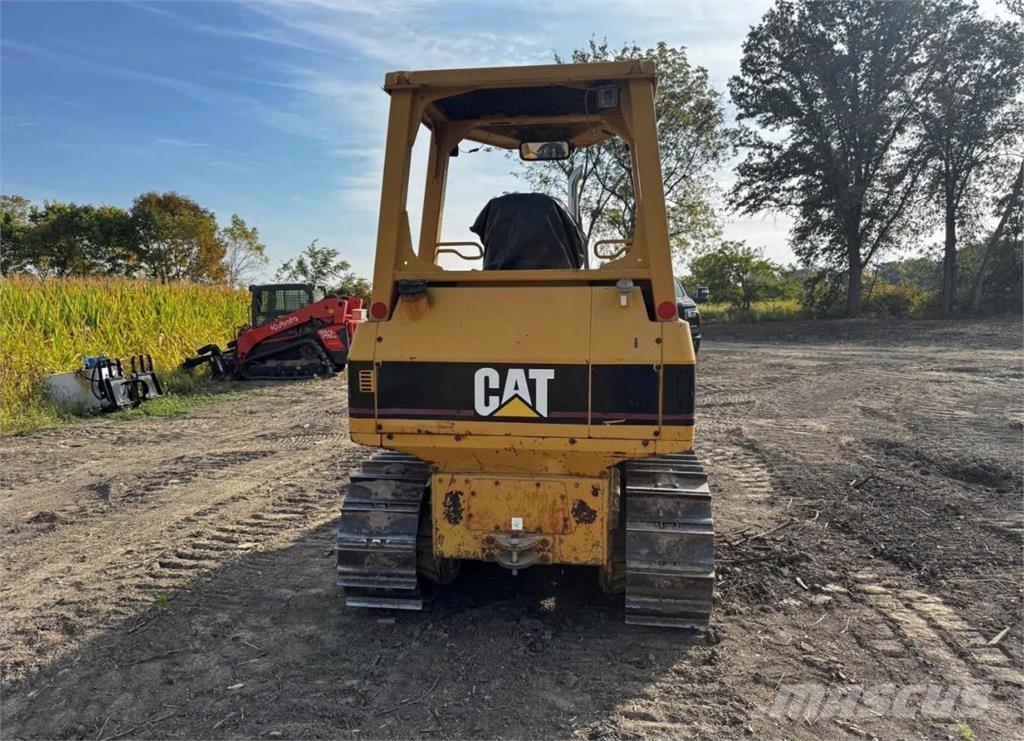CAT D3G XL بلدوزرات مجنزرة
