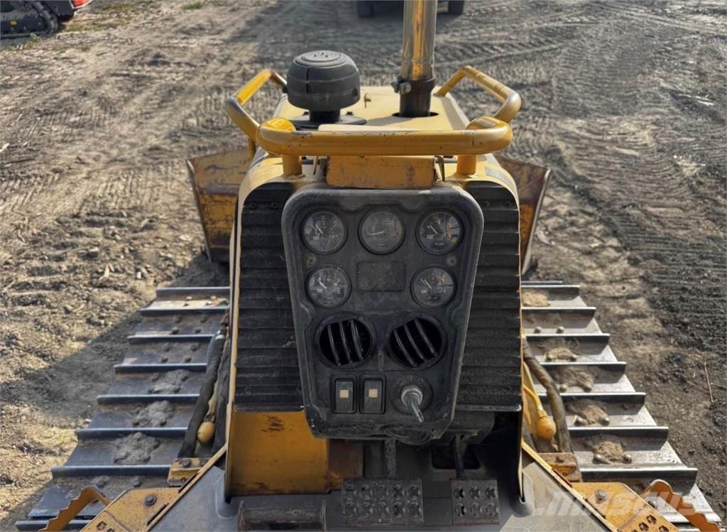 CAT D3G XL بلدوزرات مجنزرة