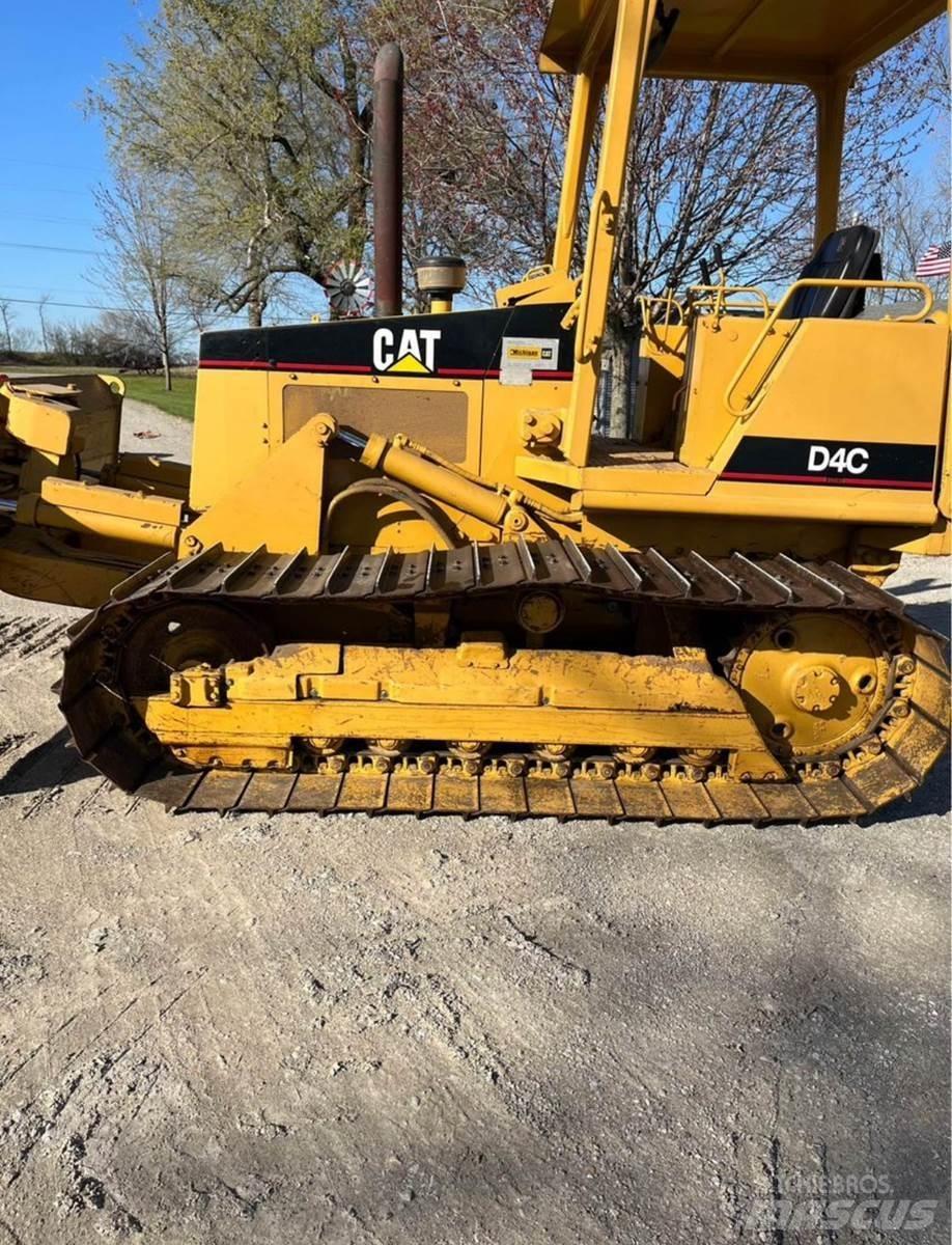 CAT D4C بلدوزرات مجنزرة