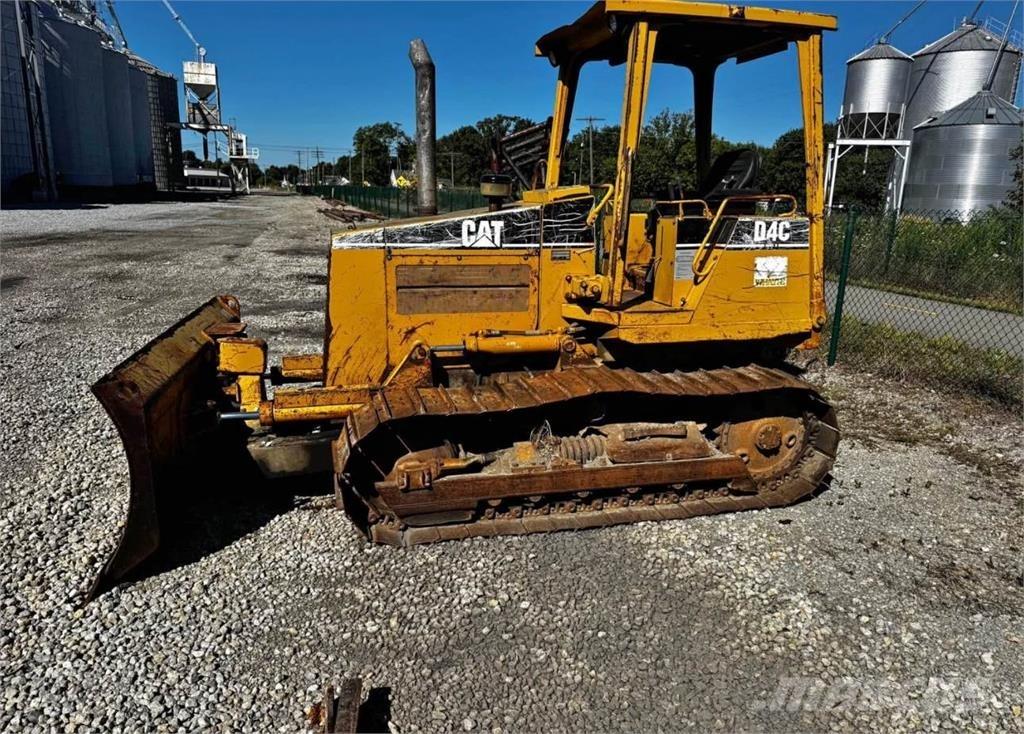 CAT D4C بلدوزرات مجنزرة