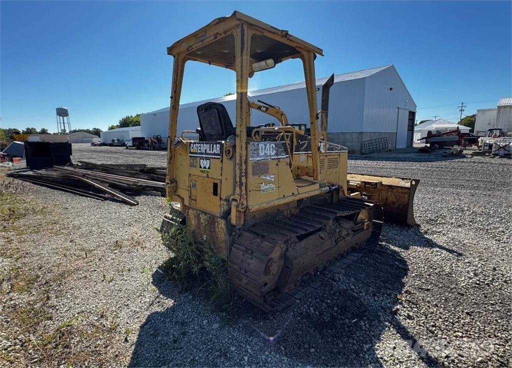 CAT D4C بلدوزرات مجنزرة