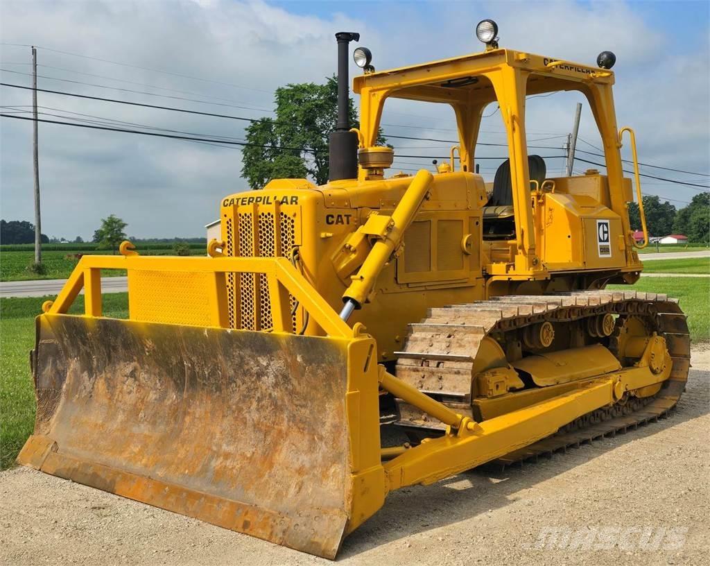 CAT D5B بلدوزرات مجنزرة