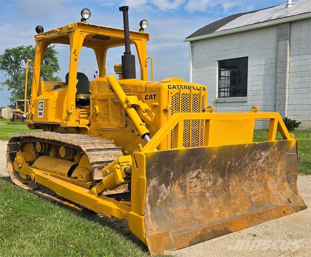 CAT D5B بلدوزرات مجنزرة