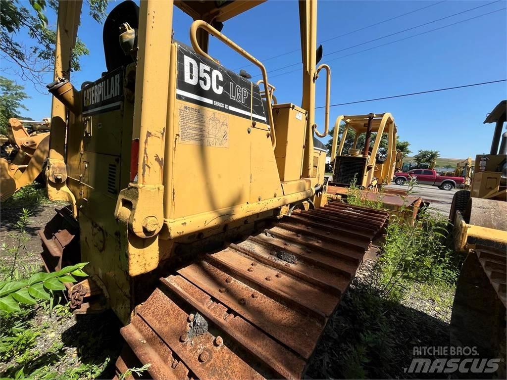CAT D5C بلدوزرات مجنزرة