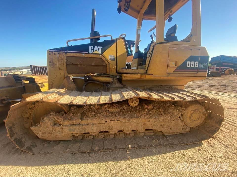 CAT D5G بلدوزرات مجنزرة