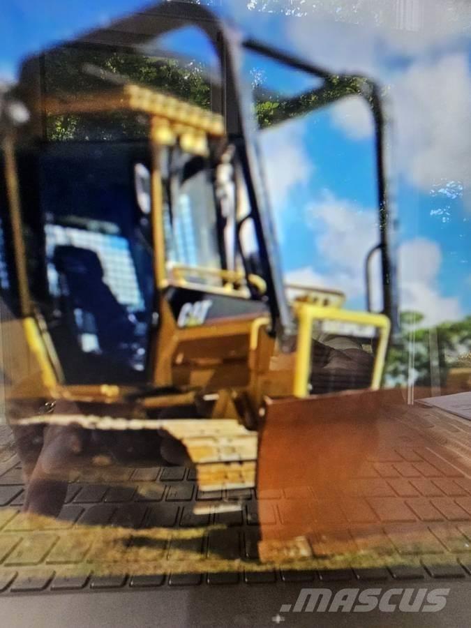CAT D5G XL بلدوزرات مجنزرة