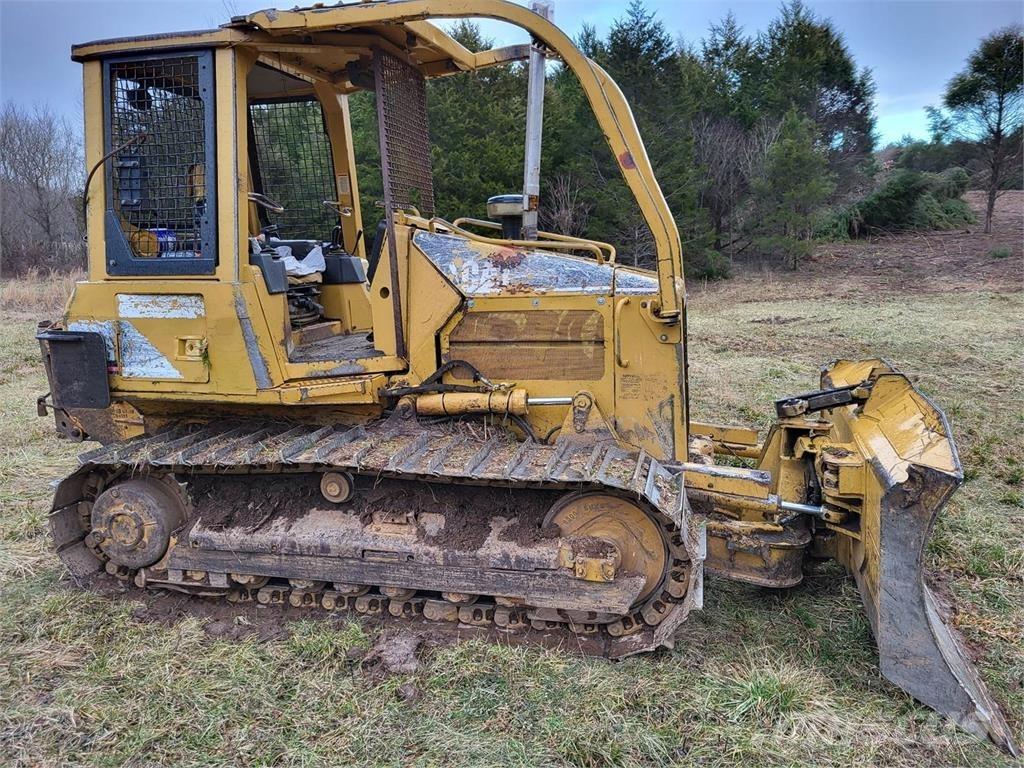 CAT D5G XL بلدوزرات مجنزرة
