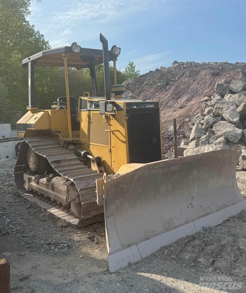 CAT D5M بلدوزرات مجنزرة