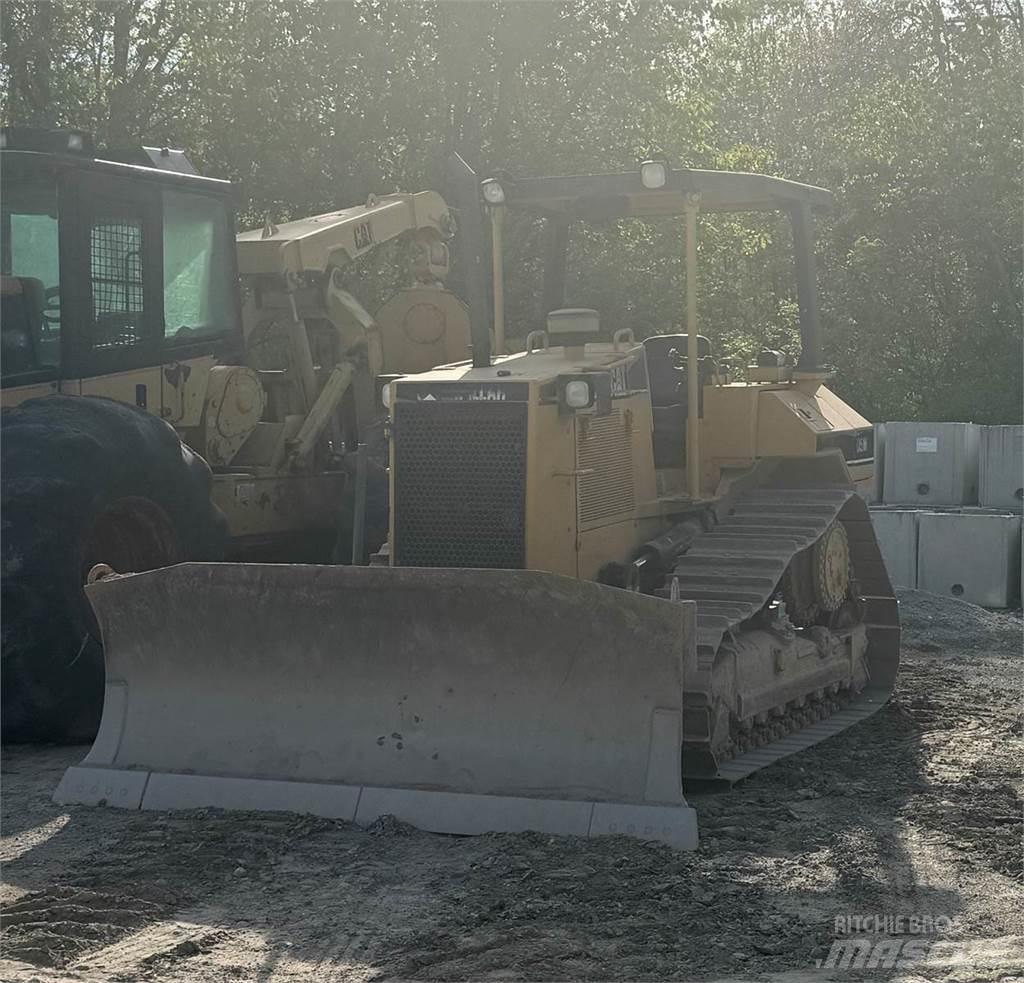 CAT D5M بلدوزرات مجنزرة