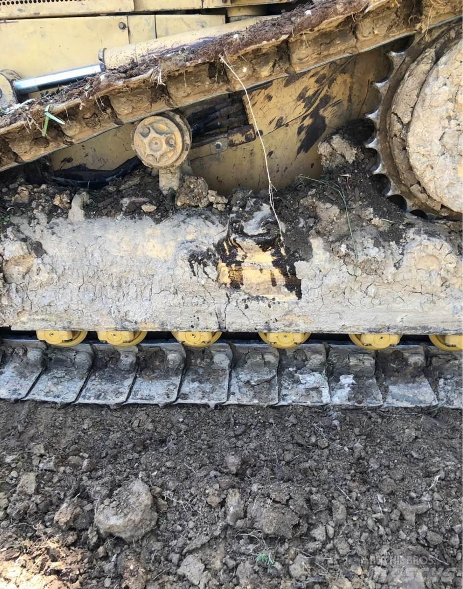CAT D5M بلدوزرات مجنزرة