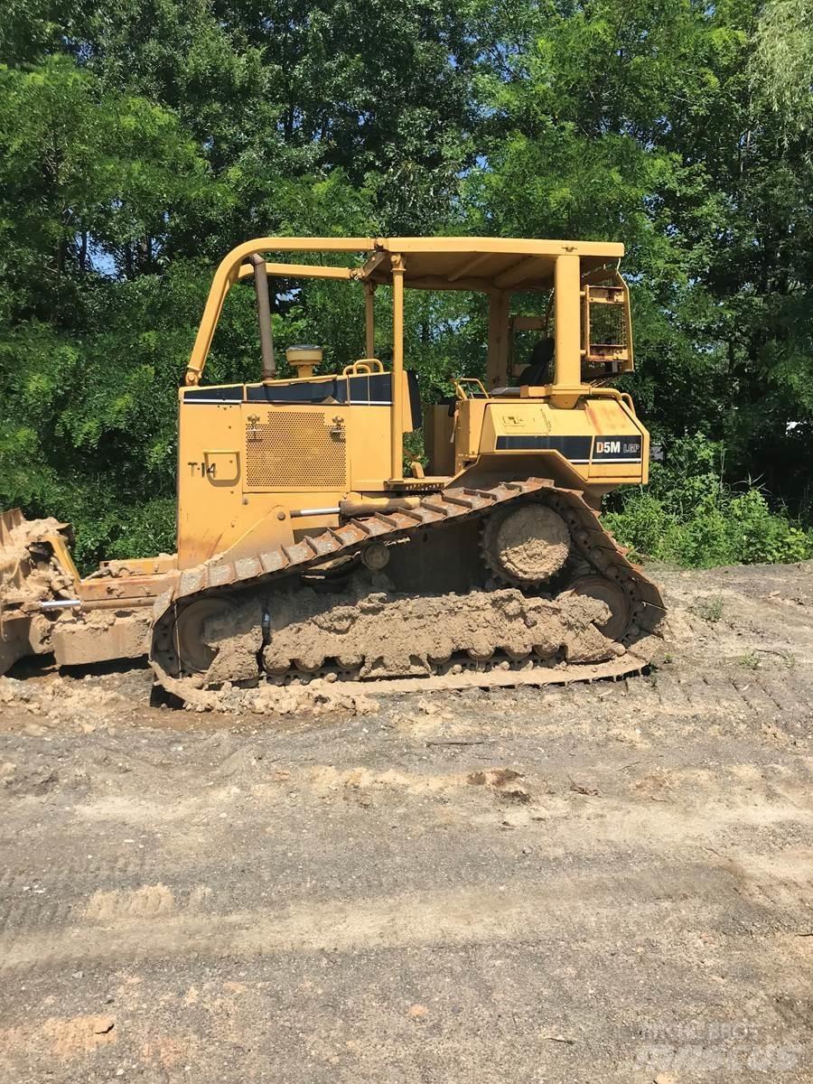CAT D5M بلدوزرات مجنزرة