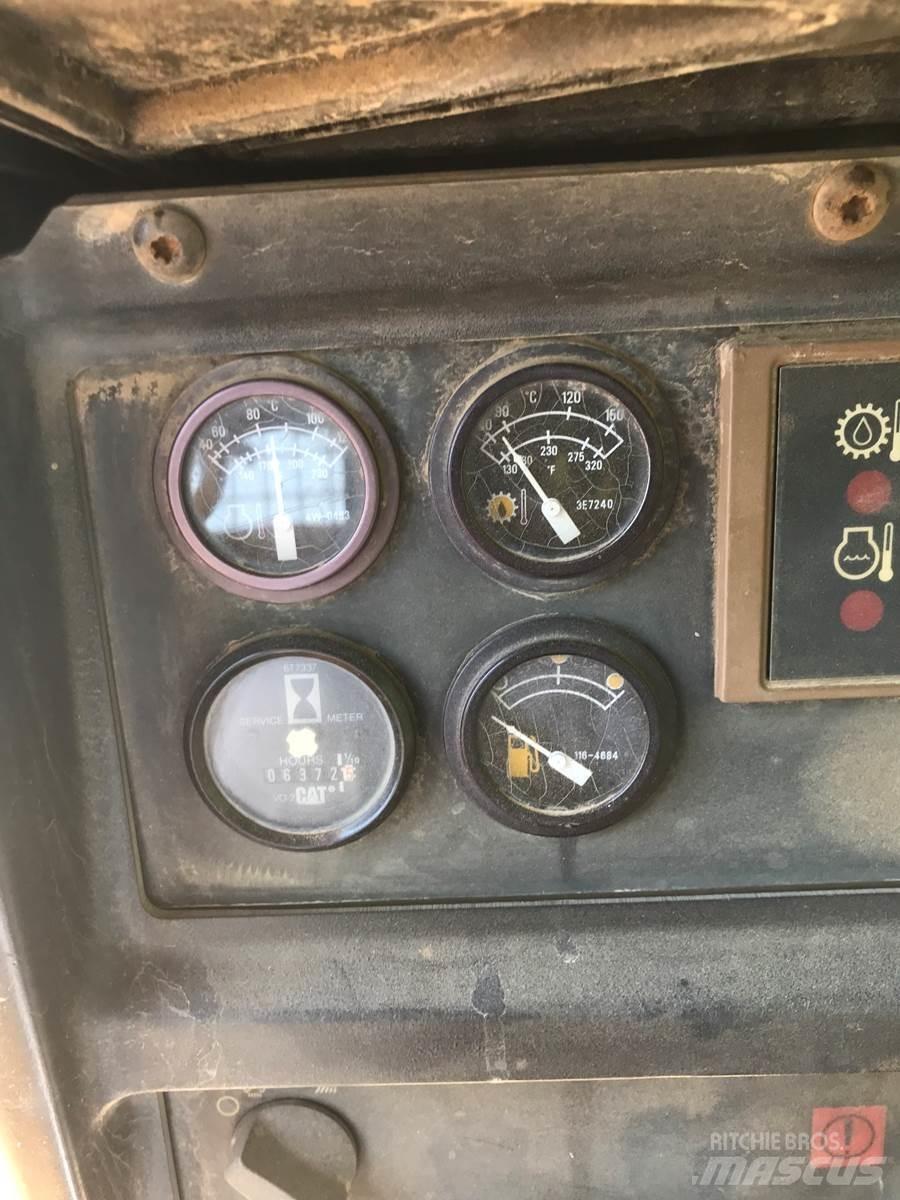 CAT D5M بلدوزرات مجنزرة