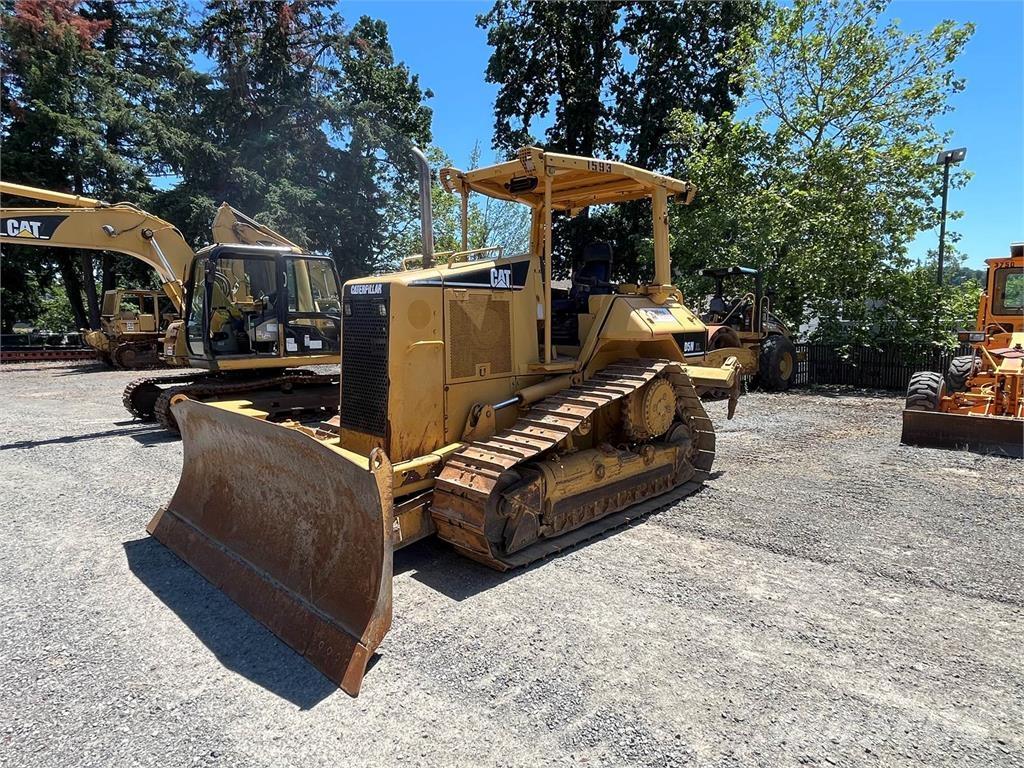 CAT D5N بلدوزرات مجنزرة