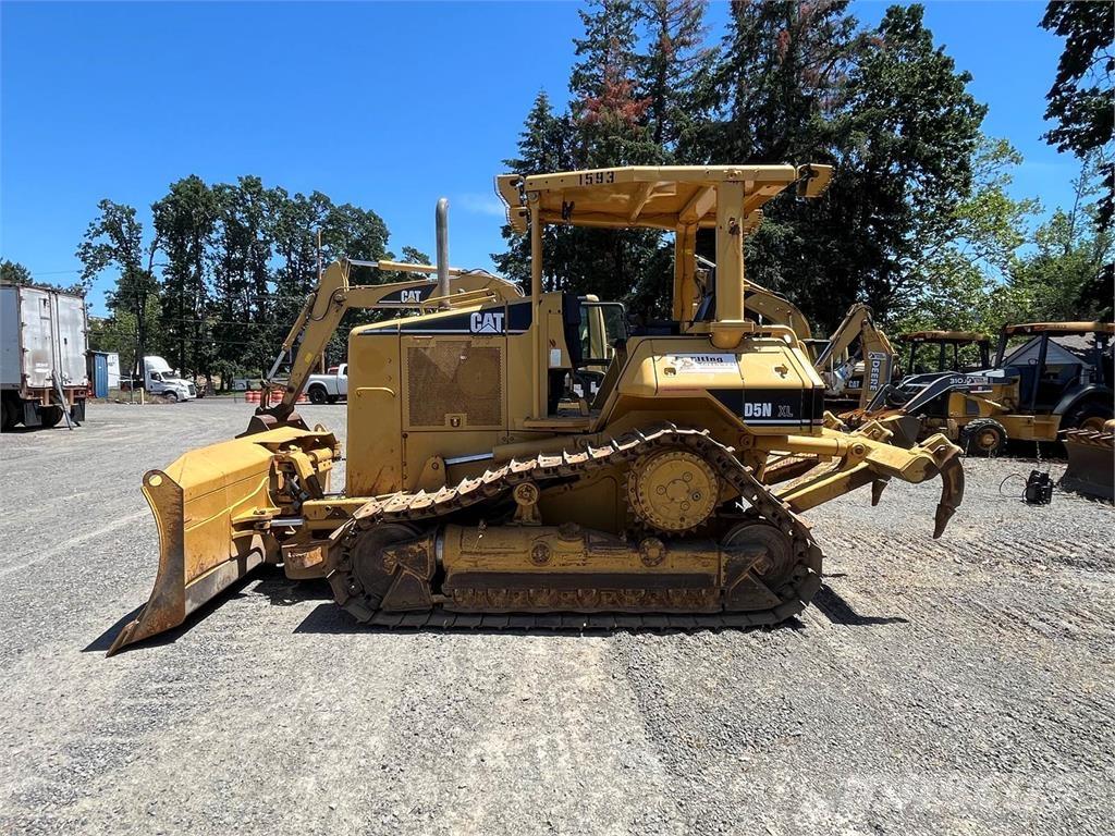 CAT D5N بلدوزرات مجنزرة