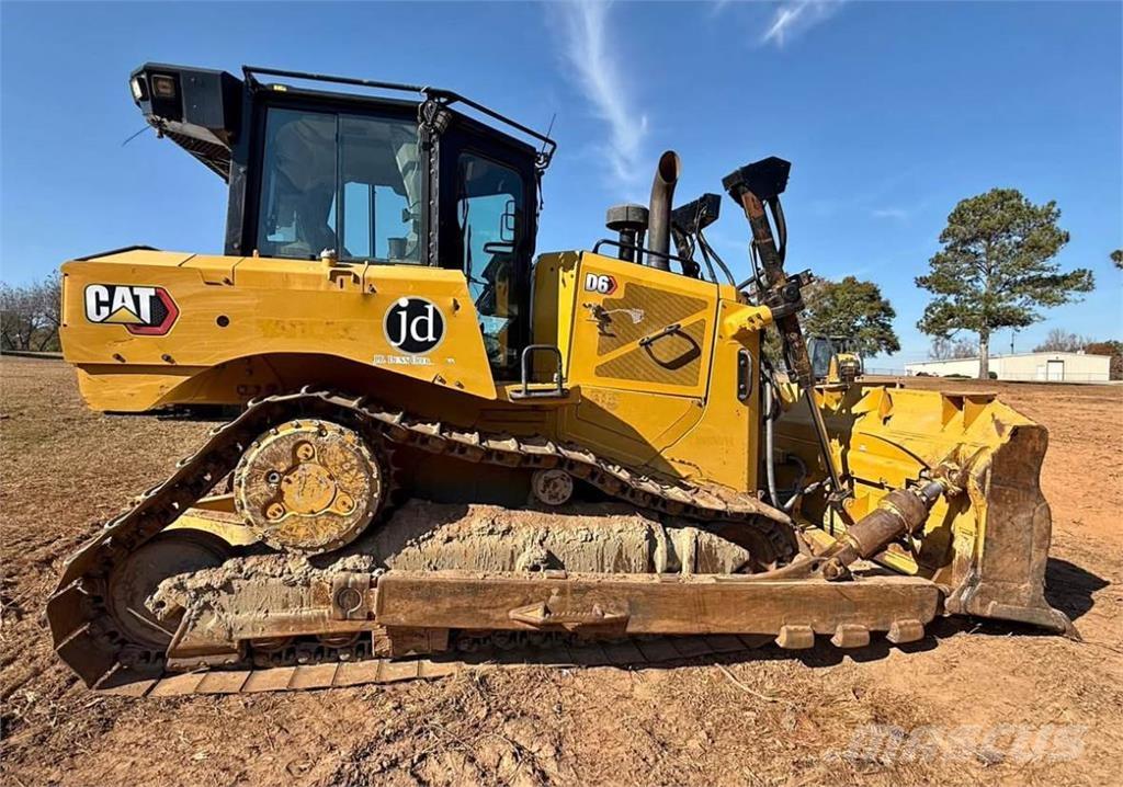 CAT D6 بلدوزرات مجنزرة
