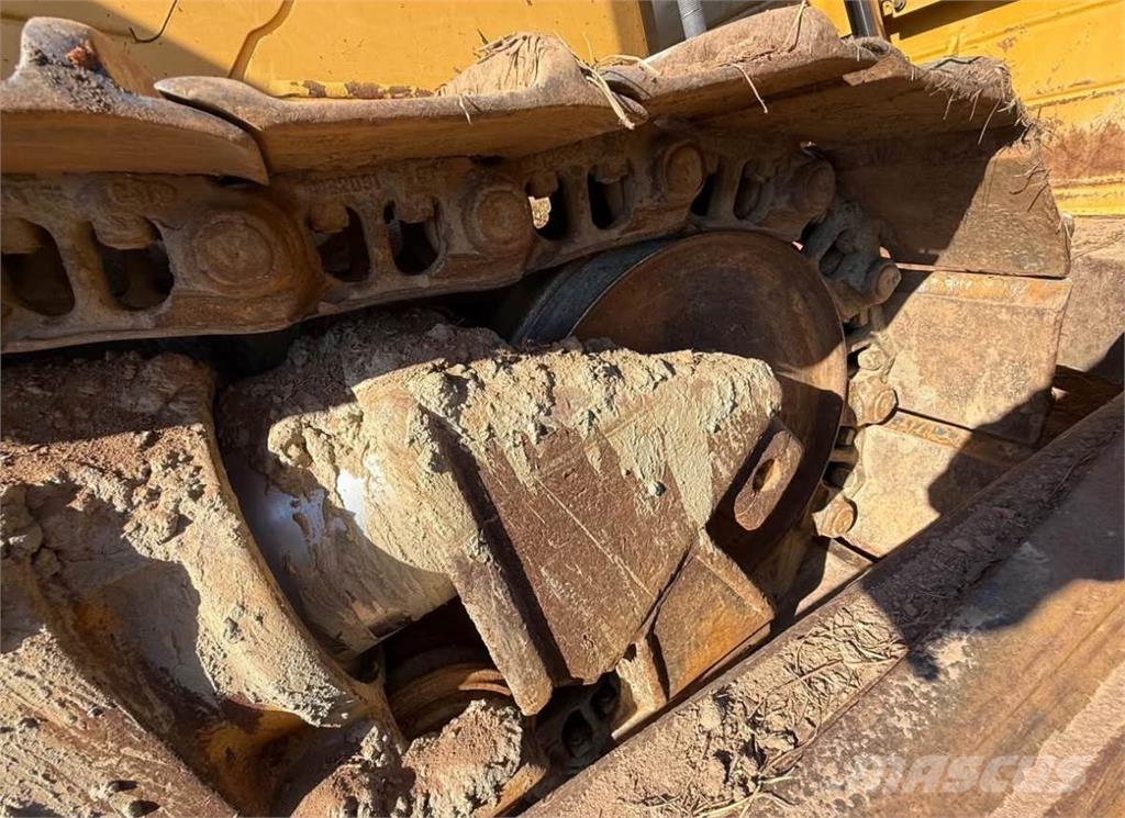 CAT D6 بلدوزرات مجنزرة