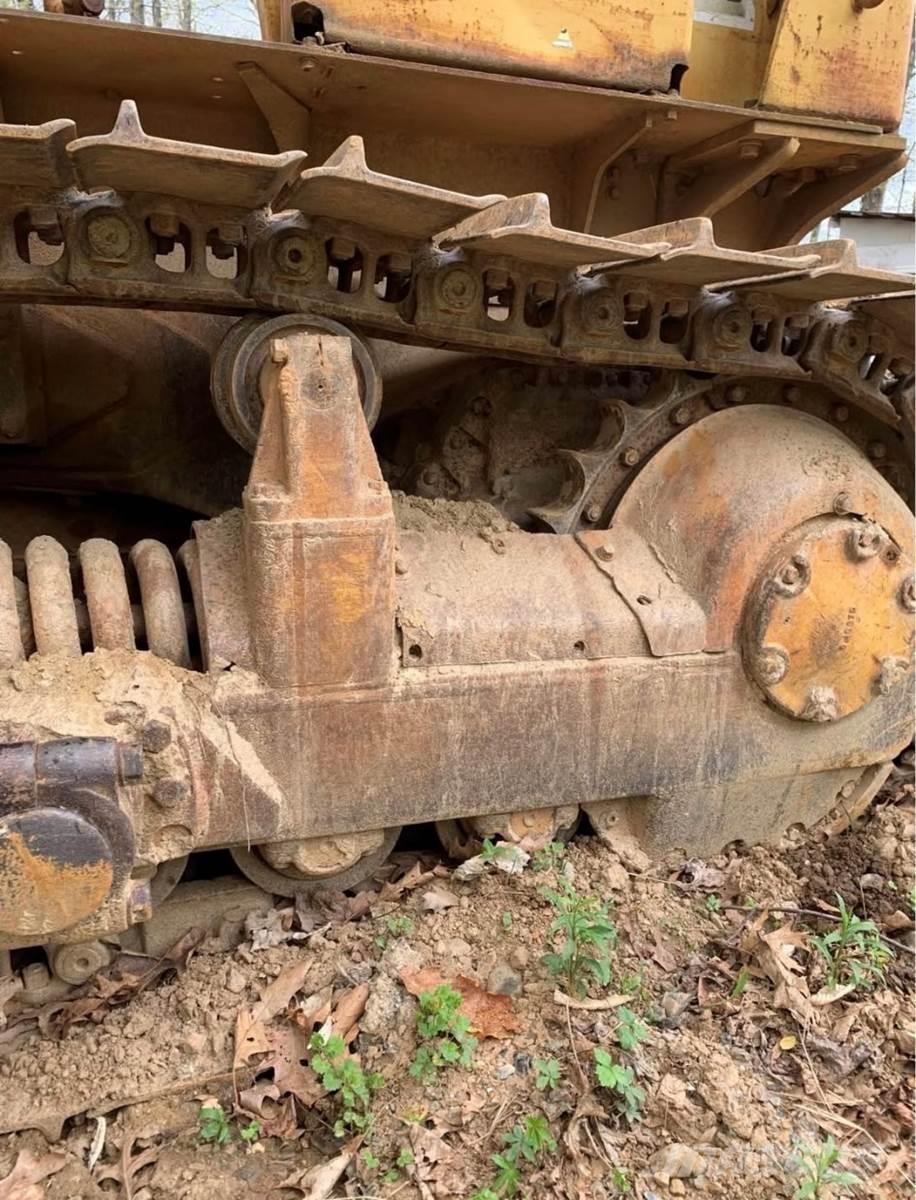 CAT D6C بلدوزرات مجنزرة