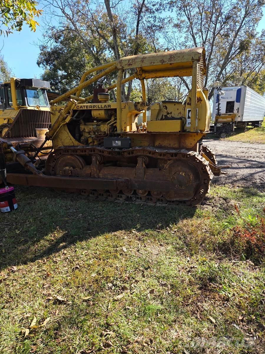 CAT D6C بلدوزرات مجنزرة