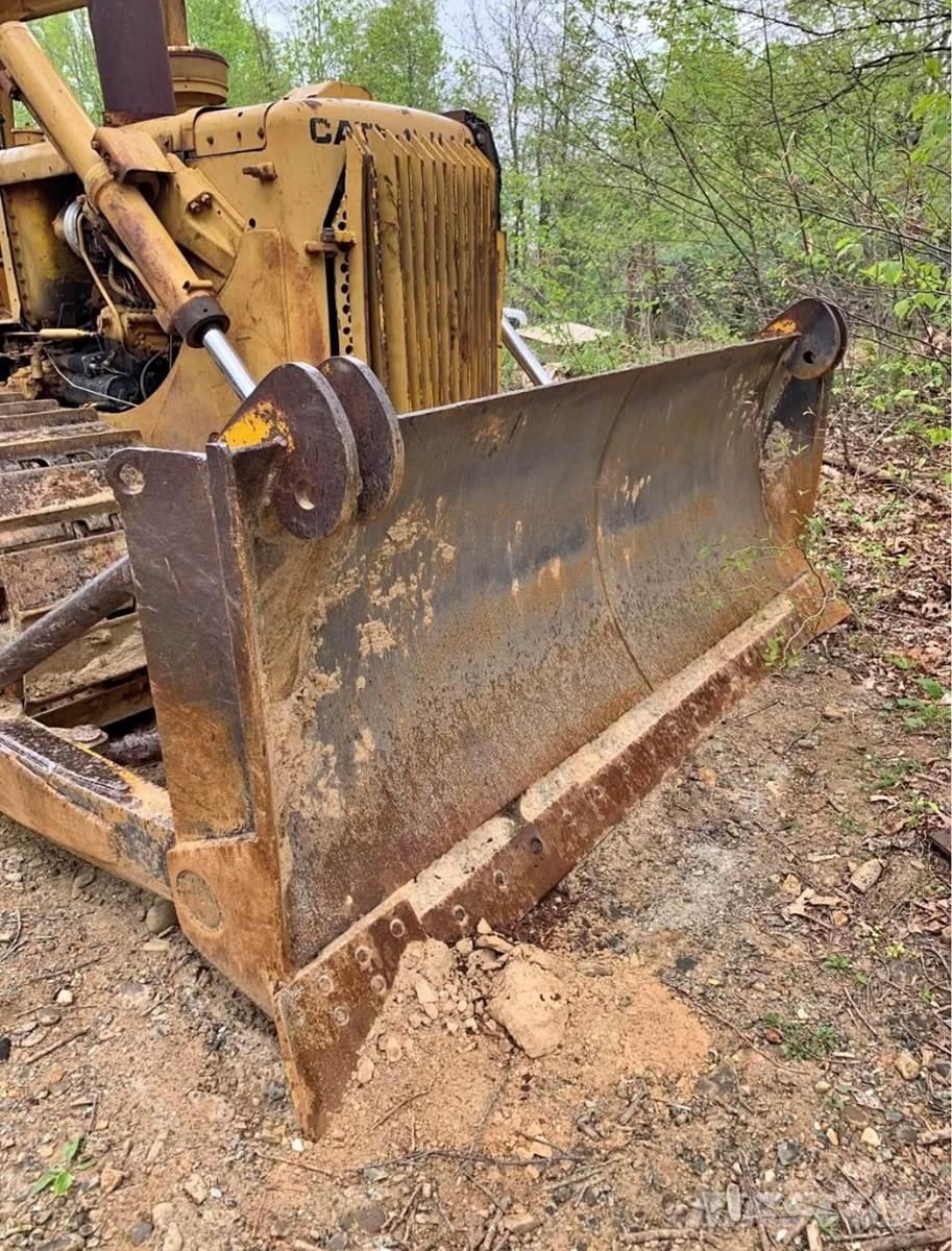 CAT D6C بلدوزرات مجنزرة