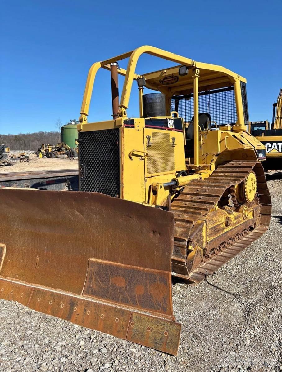 CAT D6M XL بلدوزرات مجنزرة