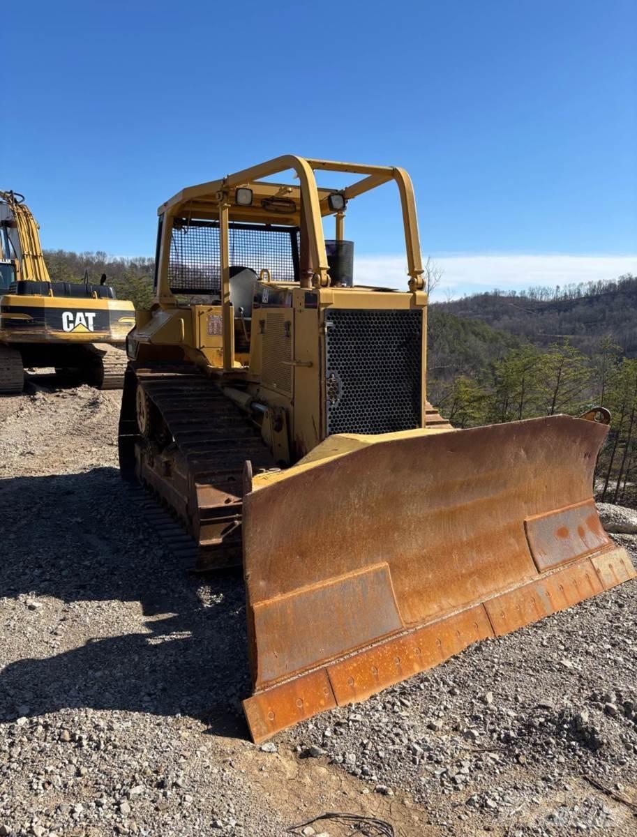CAT D6M XL بلدوزرات مجنزرة
