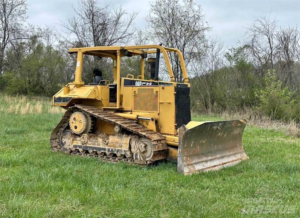 CAT D6M XL بلدوزرات مجنزرة