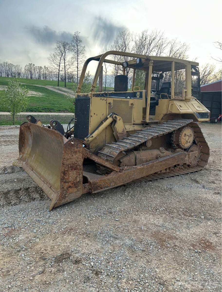 CAT D6M XL بلدوزرات مجنزرة