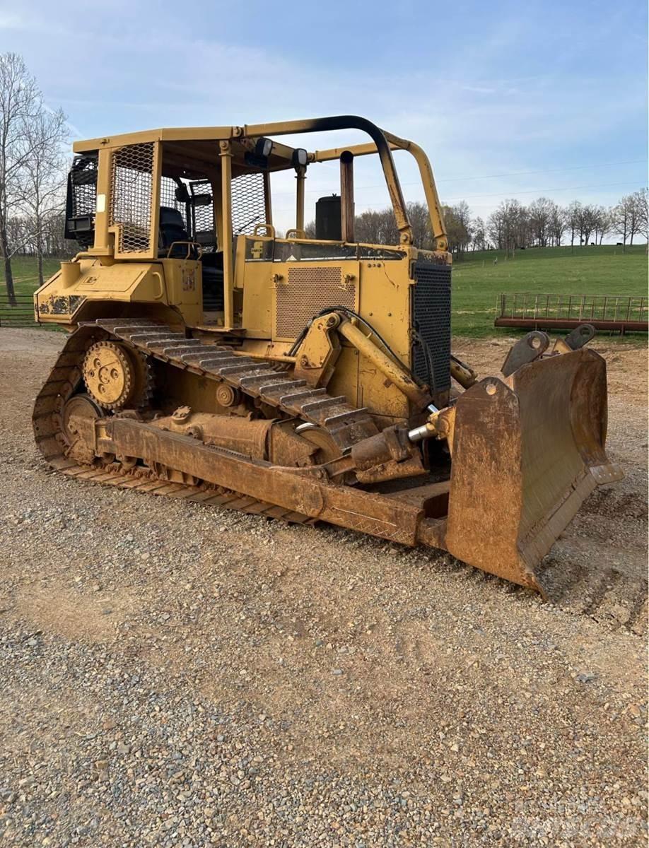 CAT D6M XL بلدوزرات مجنزرة