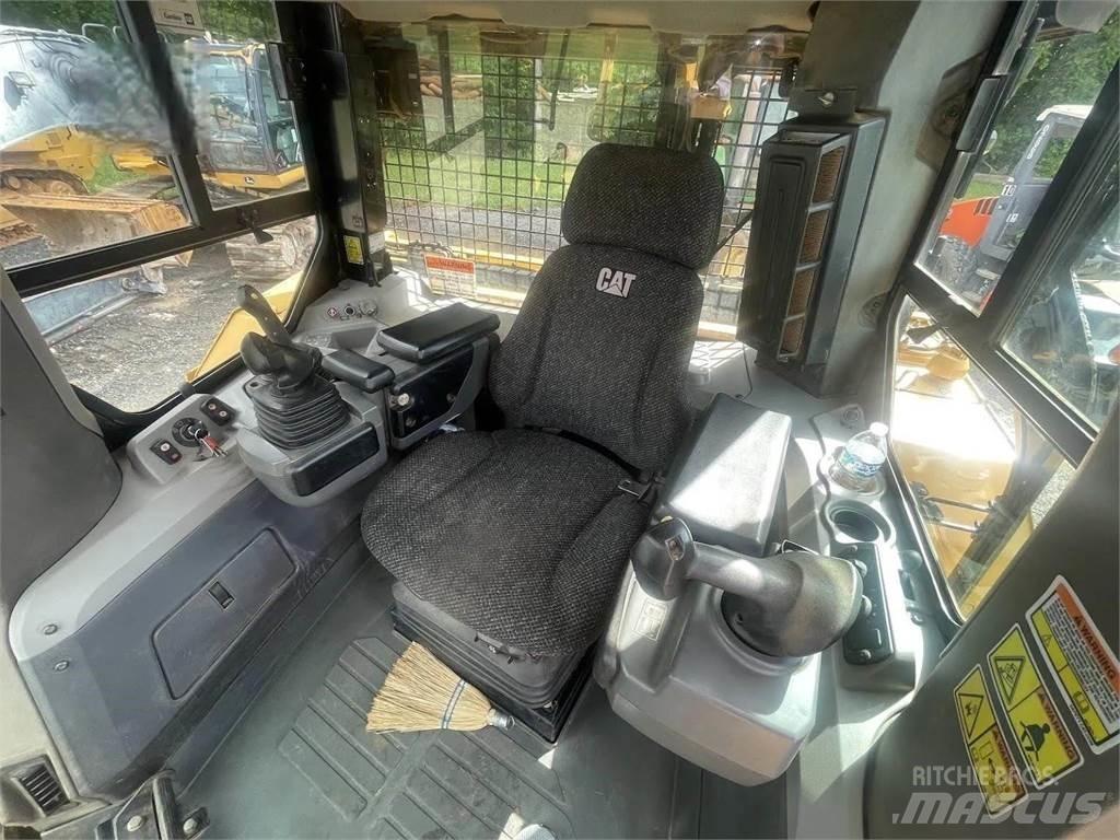 CAT D7E بلدوزرات مجنزرة