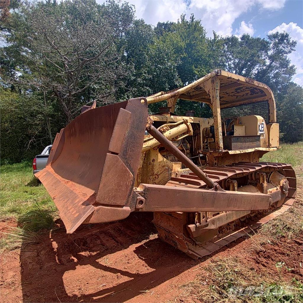 CAT D7E بلدوزرات مجنزرة
