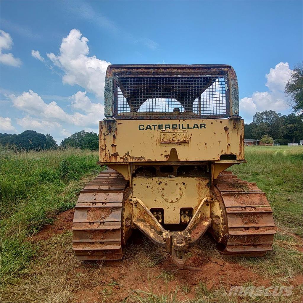 CAT D7E بلدوزرات مجنزرة