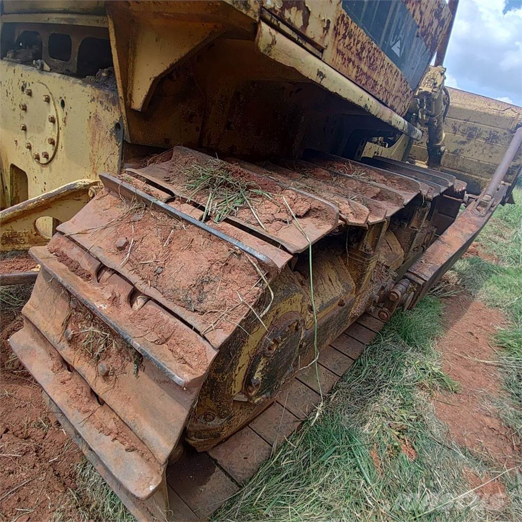CAT D7E بلدوزرات مجنزرة