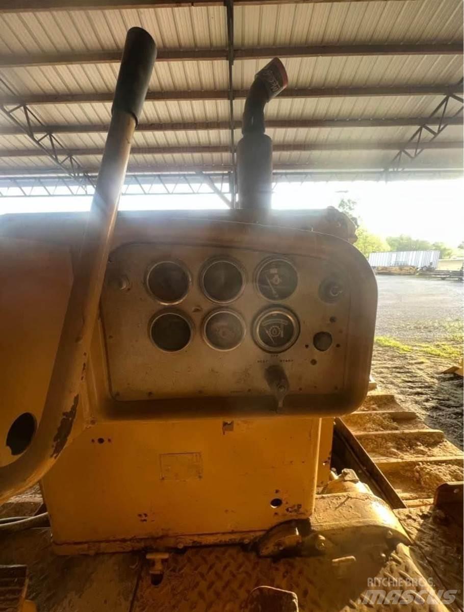 CAT D8H بلدوزرات مجنزرة