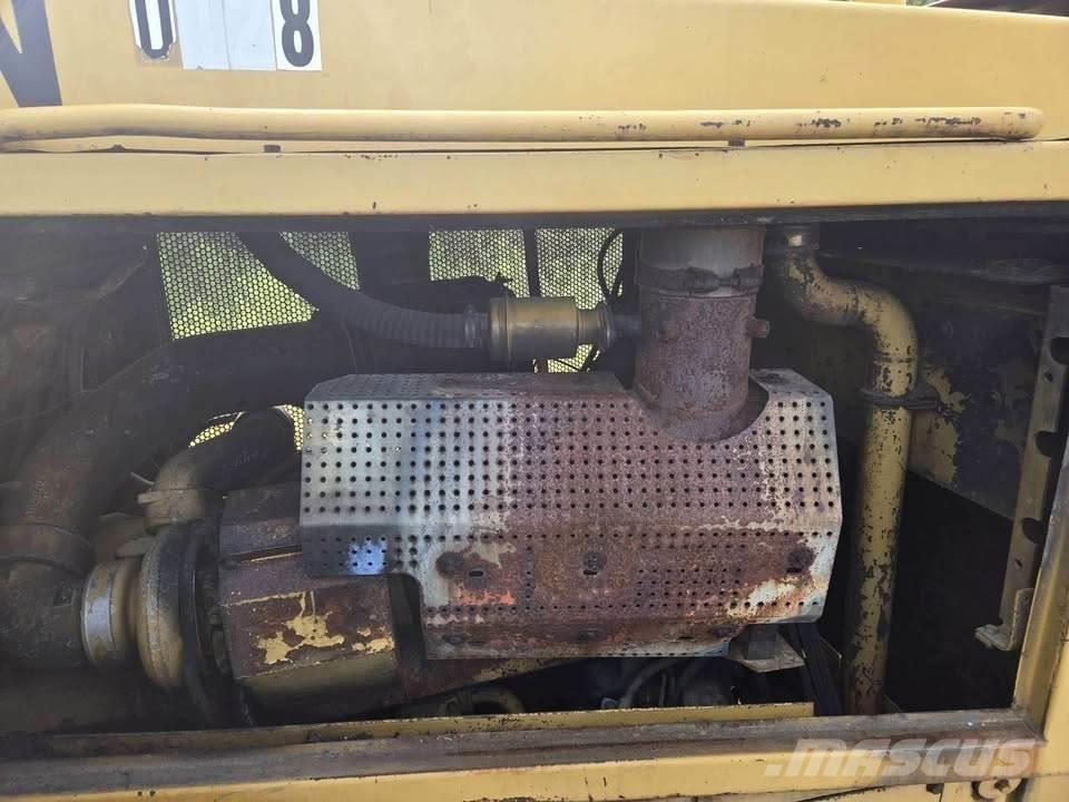 CAT D8N بلدوزرات مجنزرة