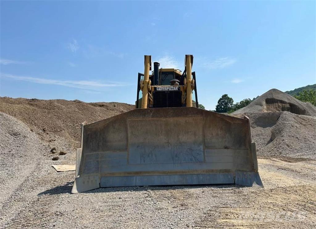 CAT D8N بلدوزرات مجنزرة