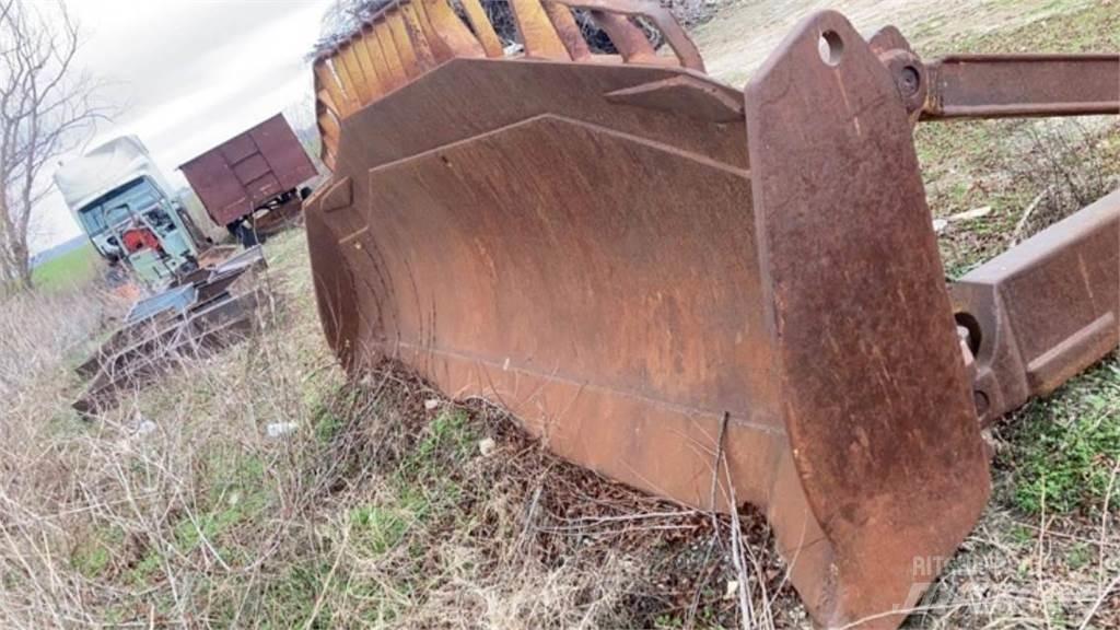 CAT D8R بلدوزرات مجنزرة
