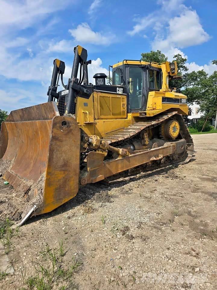 CAT D8R بلدوزرات مجنزرة