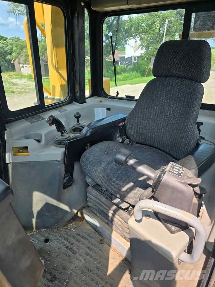 CAT D8R بلدوزرات مجنزرة