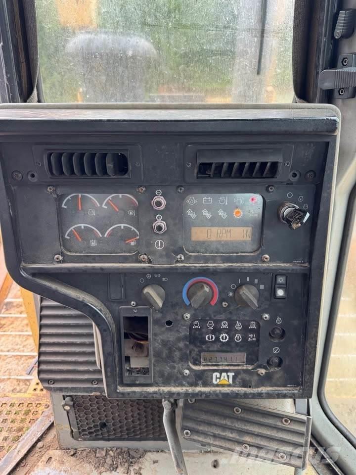 CAT D8R بلدوزرات مجنزرة