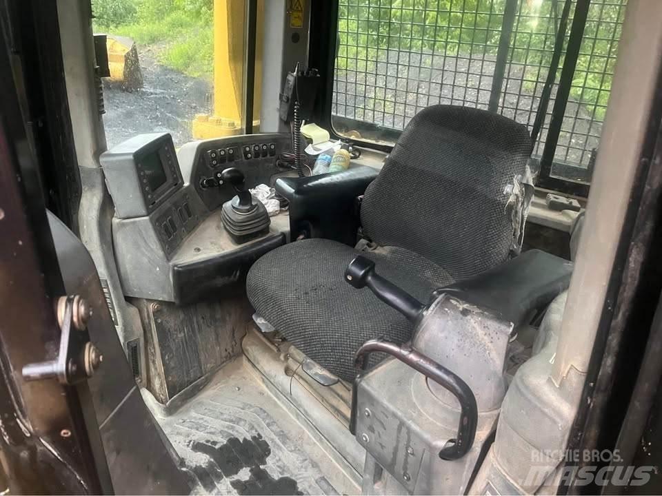 CAT D8T بلدوزرات مجنزرة