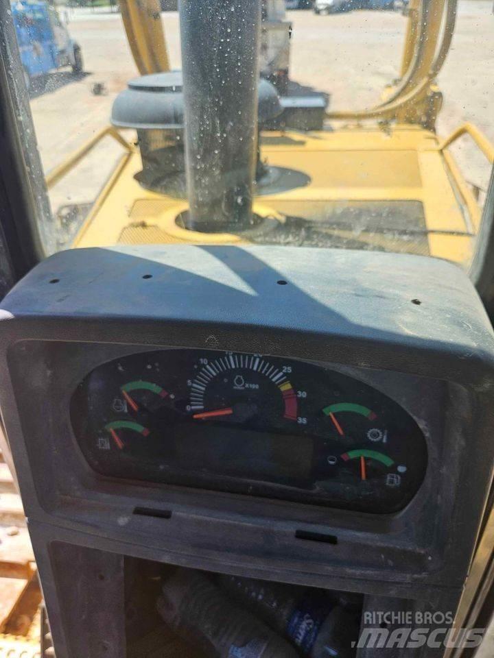 CAT D8T بلدوزرات مجنزرة