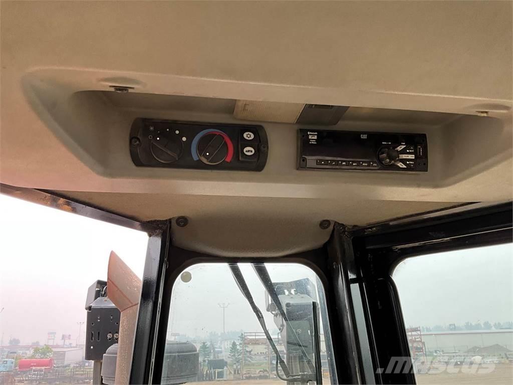 CAT D8T بلدوزرات مجنزرة